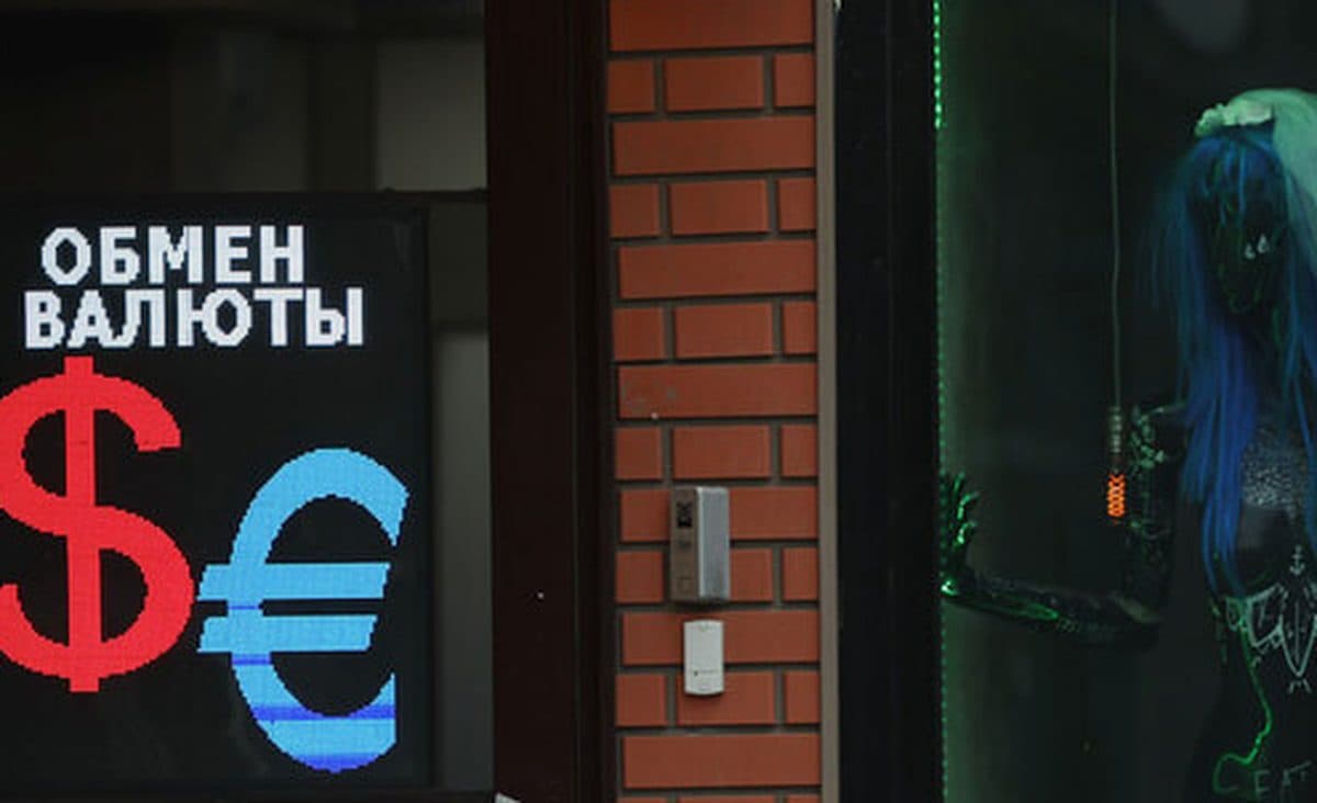 Курс валют ЦБ: доллар и евро снижаются в апреле