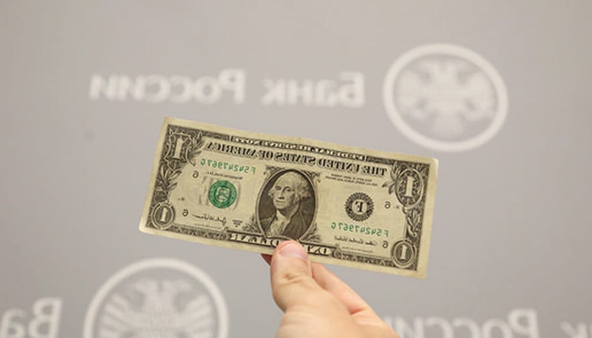 Курс доллара снижен: Центробанк установил новый официальный курс