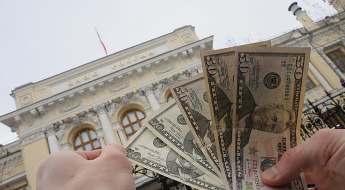 Курс доллара снижается: новый прогноз Банка России